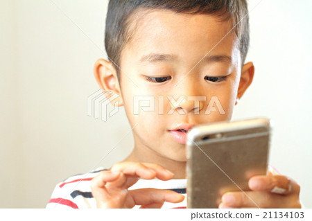 嬰兒使用智能手機（6歲兒童） 21134103
