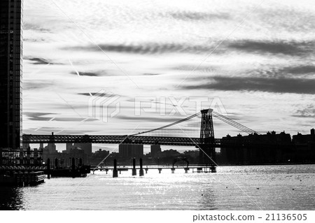 Williamsburg bridge in black and white Williamsburg bridge in black and white 21136505