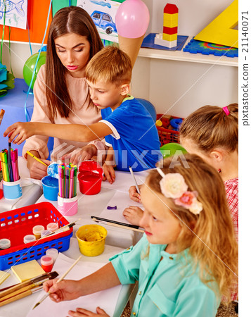 Children with teacher woman painting on paper in Children with teacher woman painting on paper in 21140071