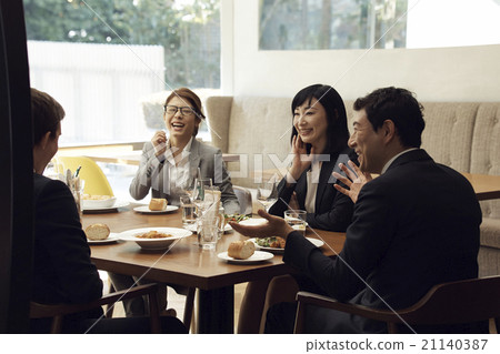 Business people to have lunch Business people to have lunch 21140387