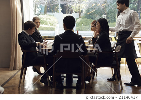 Business people to have lunch Business people to have lunch 21140417