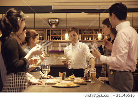 Men and women enjoying holidays 21140516