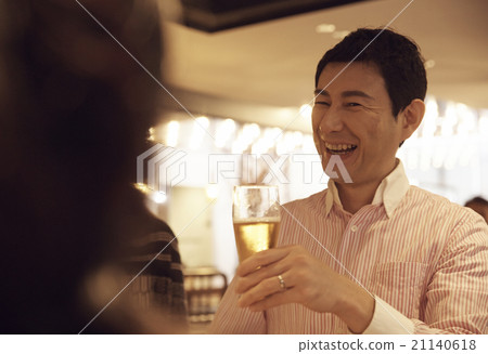 A man talking to you with a smile 21140618