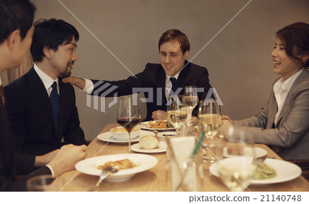 Business people to have lunch 21140748