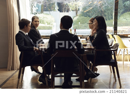 Business people to have lunch 21140821