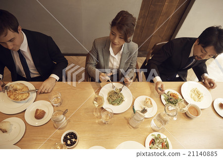 Business people to have lunch 21140885