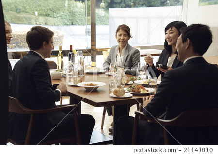 Business people to have lunch 21141010