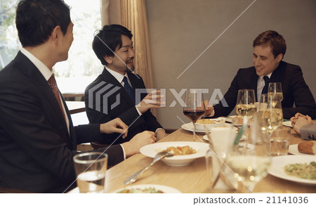 Business people to have lunch 21141036