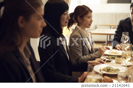 Business people to have lunch Business people to have lunch 21141041