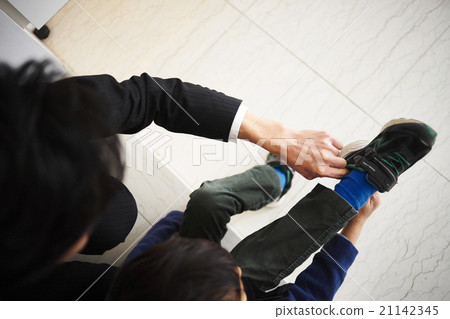 爸爸幫助孩子做好準備 21142345