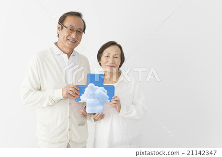 Senior couple with clouds Red Cross 21142347