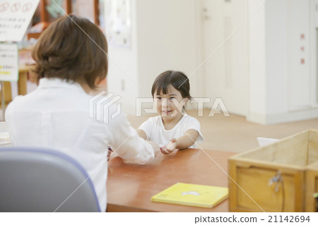 Children who borrow books in the library 21142694