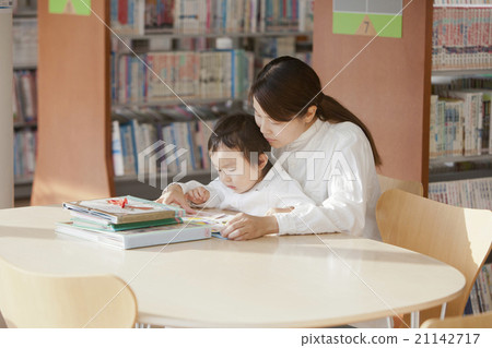 父母在圖書館看圖畫書 21142717