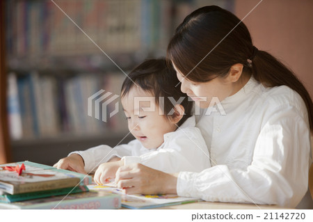 Parents reading picture books at the library 21142720