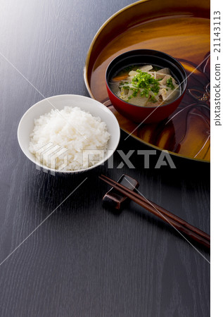 Miso soup with pork and vegetables  21143113