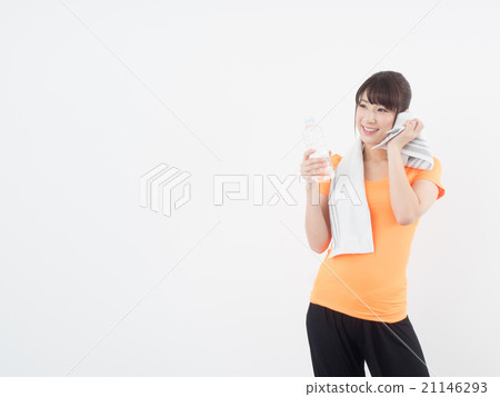 拿著塑料瓶和抹汗水的婦女 21146293