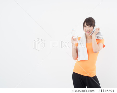 拿著塑料瓶和抹汗水的婦女 21146294