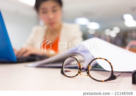 study education, woman worked in the library study education, woman worked in the library 21146509