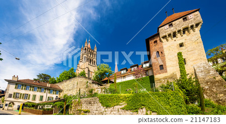 Old bishop's palace and Cathedral of Lausanne - 21147183