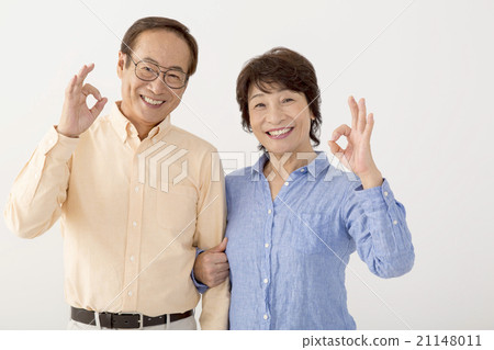設置胳膊好標誌的資深夫婦 21148011
