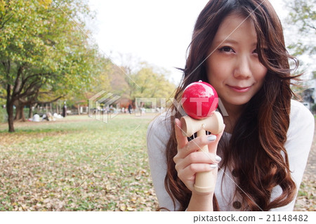婦女和Kendama一起玩 婦女和Kendama一起玩 21148482