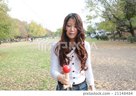 婦女和Kendama一起玩 婦女和Kendama一起玩 21148484