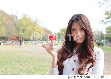 婦女和Kendama一起玩 婦女和Kendama一起玩 21148485