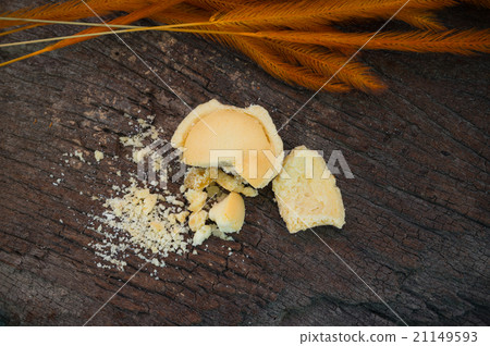 Mini pie apple with crumb on old wooden background 21149593