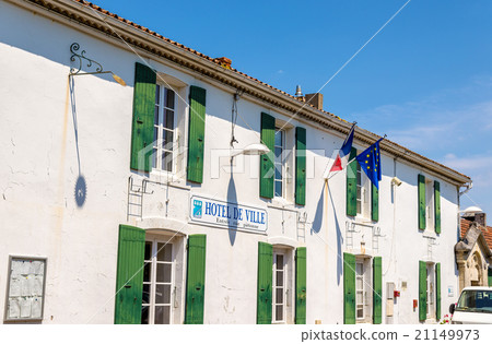 Town hall of Saint-Pierre-d'Oleron 21149973