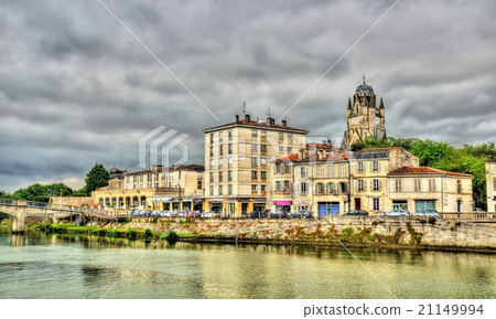 Saintes, a town on the banks of the Charente River 21149994