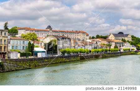 Saintes, a town on the banks of the Charente River 21149998