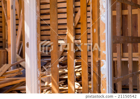 House dismantlers Rebuild houses Break down buildings Demolition work Wood waste materials Build up Japanese architecture 21150542