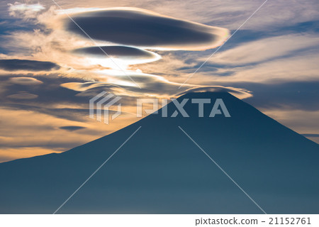 Fuji and hanging clouds 21152761