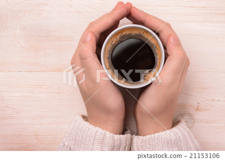 Hands holding plastic coffee cup 21153106