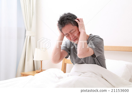 成熟人在床上的拿著他們的頭 21153600