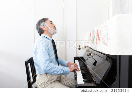Senior men playing the piano 21153914