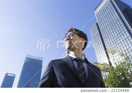 看摩天大樓東京站Ekima丸之內辦公室街道晴朗的藍天拷貝空間的商人 看摩天大樓東京站Ekima丸之內辦公室街道晴朗的藍天拷貝空間的商人 21154489