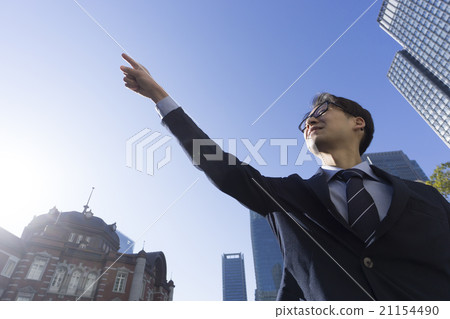 看一個摩天大樓和指向東京站Ekimae丸之內辦公室街道晴朗的Aozora拷貝空間的商人 看一個摩天大樓和指向東京站Ekimae丸之內辦公室街道晴朗的Aozora拷貝空間的商人 21154490