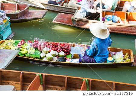 Traditional floating market in Damnoen Saduak 21157519