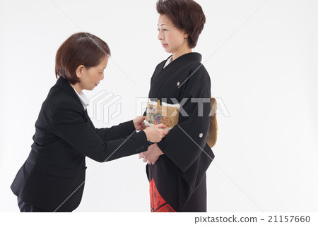 為女士穿上正式和服。著裝，著裝師， 21157660