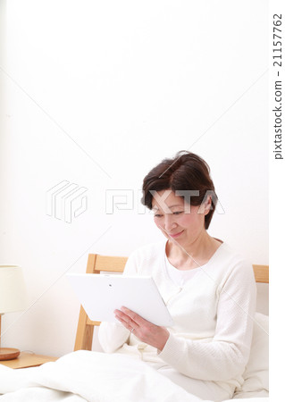 Women in their 60s who tablet in bed 21157762