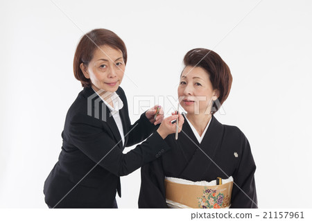 Getting ready for a woman in a formal kimono: Japanese make-up, touch-ups 21157961