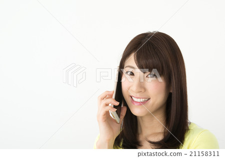 A woman making a phone call 21158311