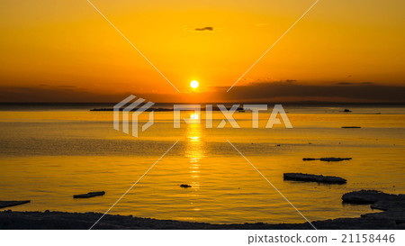 Sea of Okhotsk where ice blocks remain (Shari-cho Utoro) 21158446