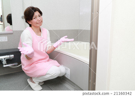 A woman troubled with bath cleaning 21160342