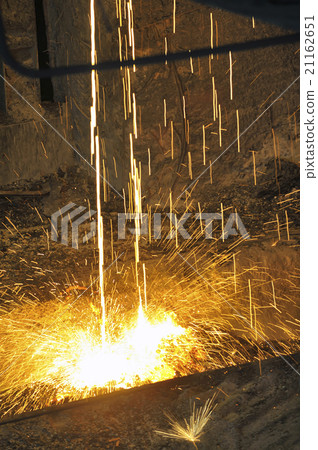 liquid metal pouring in Railroad containers 21162651