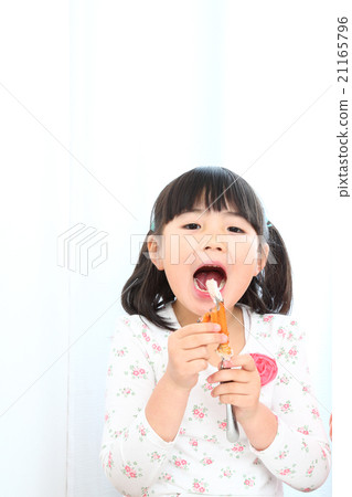 A girl who eats a crab A girl who eats a crab 21165796