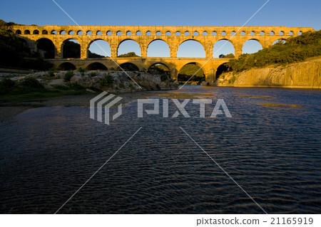 Roman aqueduct, Pont du Gard, France 21165919