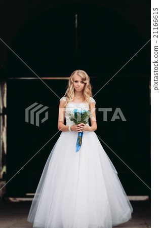 Beautiful young blond bride with bridal bouquet Beautiful young blond bride with bridal bouquet 21166615