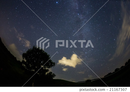 滿天星斗的天空和心形雲 21167307